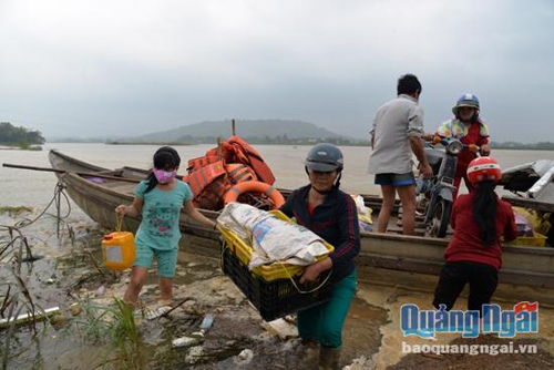 Gồng mình chống lũ ở ốc đảo Ân Phú - Quảng Ngãi 